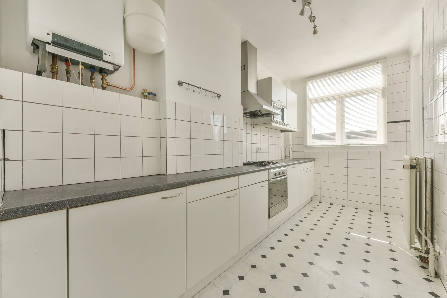 Cuisine moderne avec faïence murale blanche posée par Carrelage Bordelais